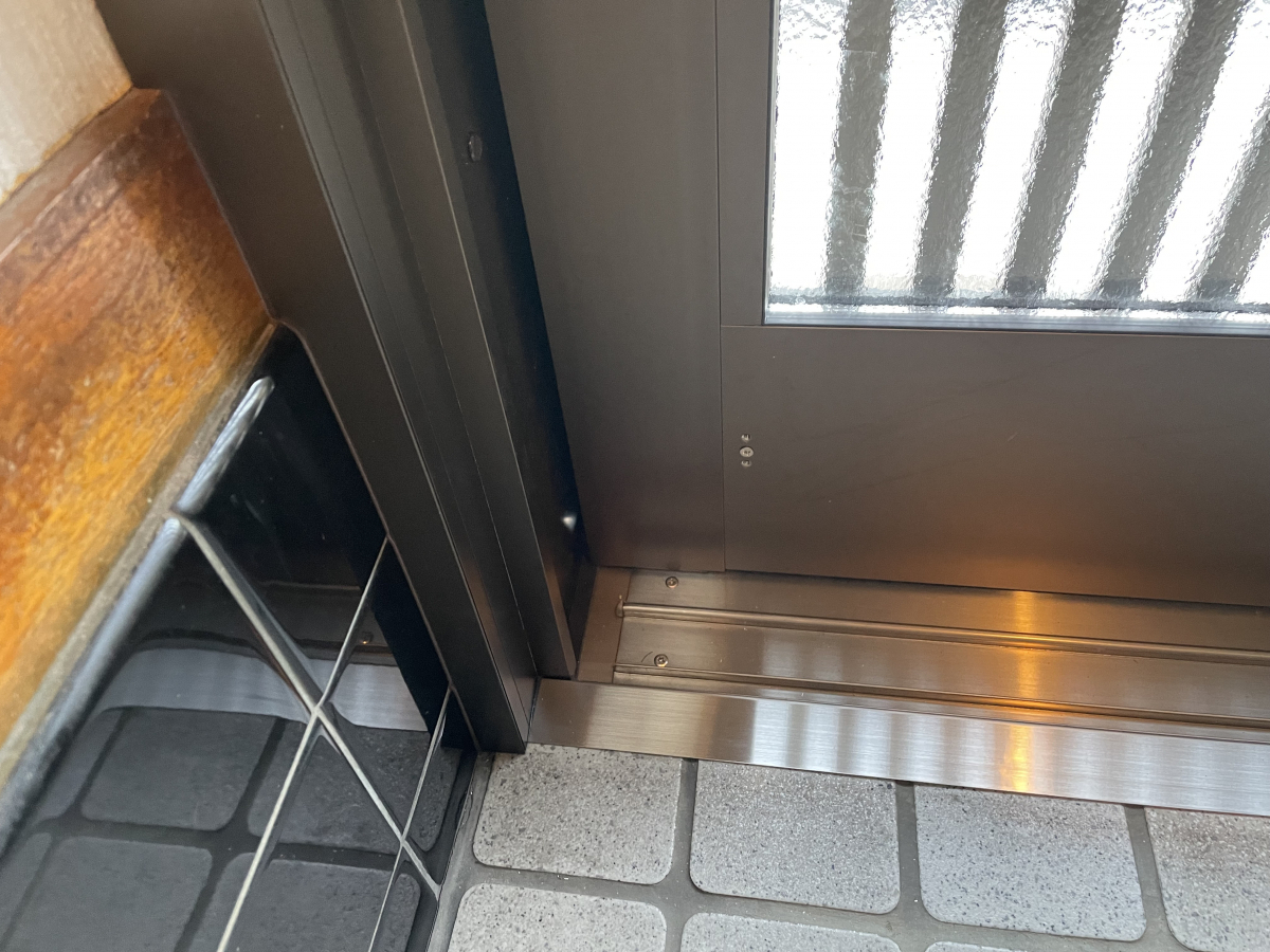 スルガリックス 静岡店の車いすが通りやすいように玄関のランマを無くしたいの施工後の写真3