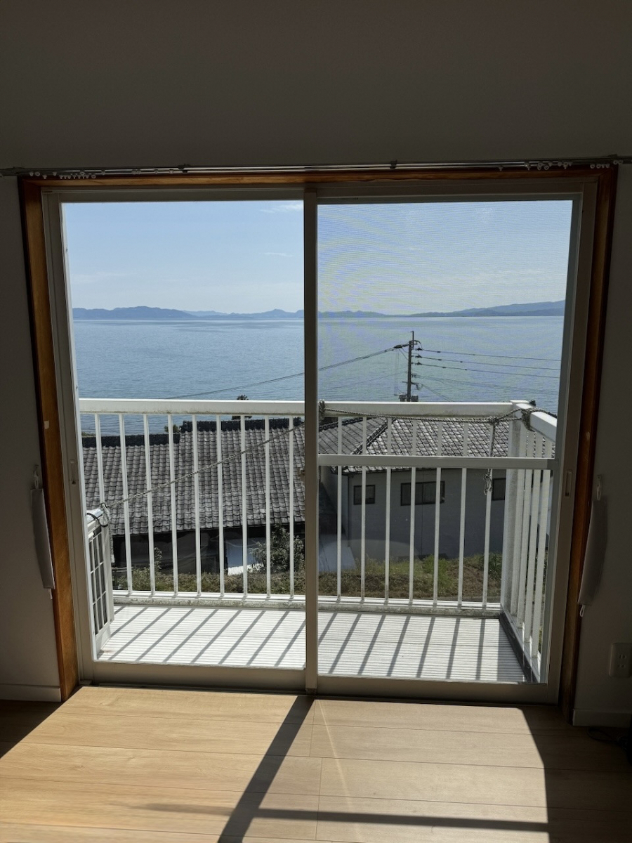 長崎サッシ工業の海側寝室 内窓リフォーム工事で景観はそのままに心地よい眠りをの施工前の写真1