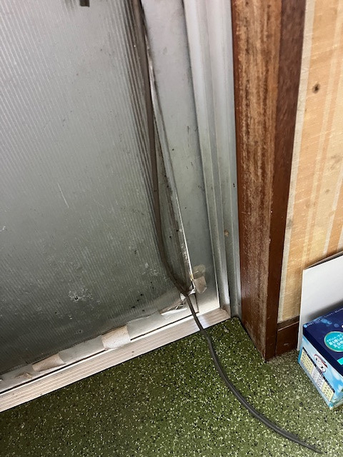 IRワタナベの勝手口框ドア腰パネル交換の施工前の写真1